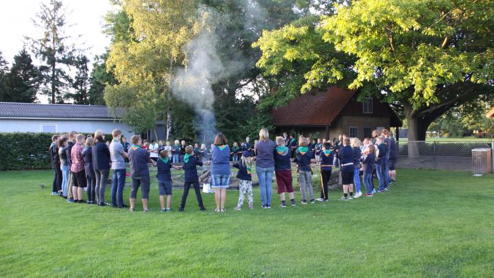 Solvang gruppe rundt om bålet