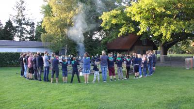 Solvang gruppe rundt om bålet